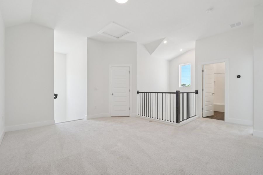 Spacious, unfurnished interior of a new home in Persimmon, Buda (Image 25).