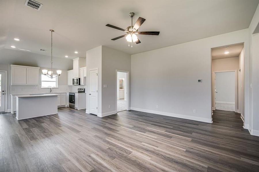 Spacious, unfurnished interior of a new home in , Corsicana (Image 19).