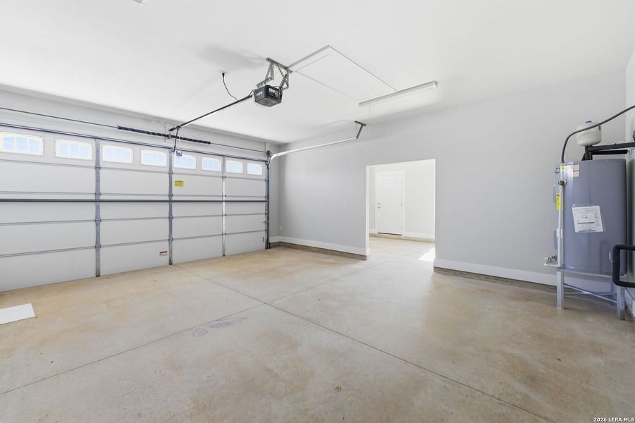 Spacious, unfurnished interior of a new home in Lonesome Dove, San Antonio (Image 25).