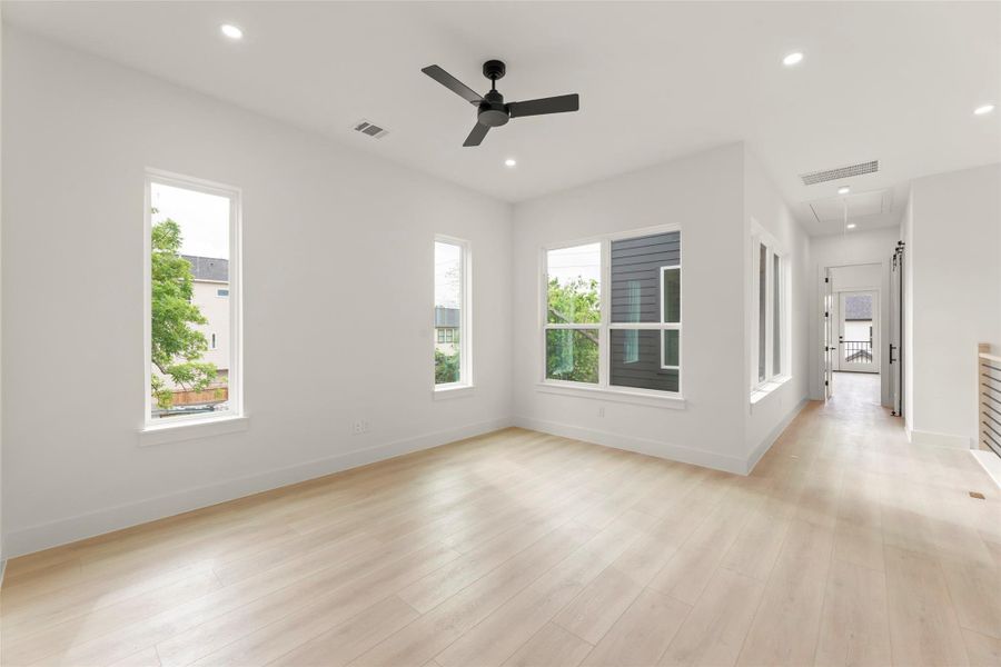 Spacious, unfurnished interior of a new home in , Houston (Image 37).