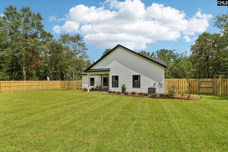 Exterior details and patio area of a home in Raglins Creek, Lugoff (Image 26).