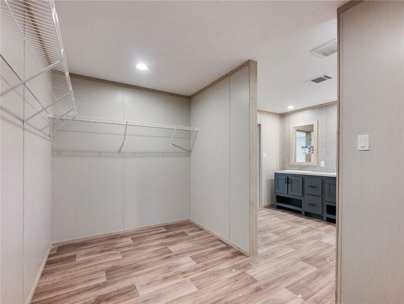 Spacious, unfurnished interior of a new home in , Gainesville (Image 17).