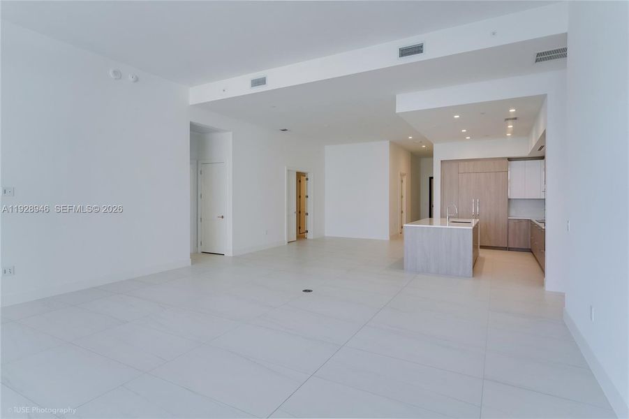 Spacious, unfurnished interior of a new home in , Fort Lauderdale (Image 11).