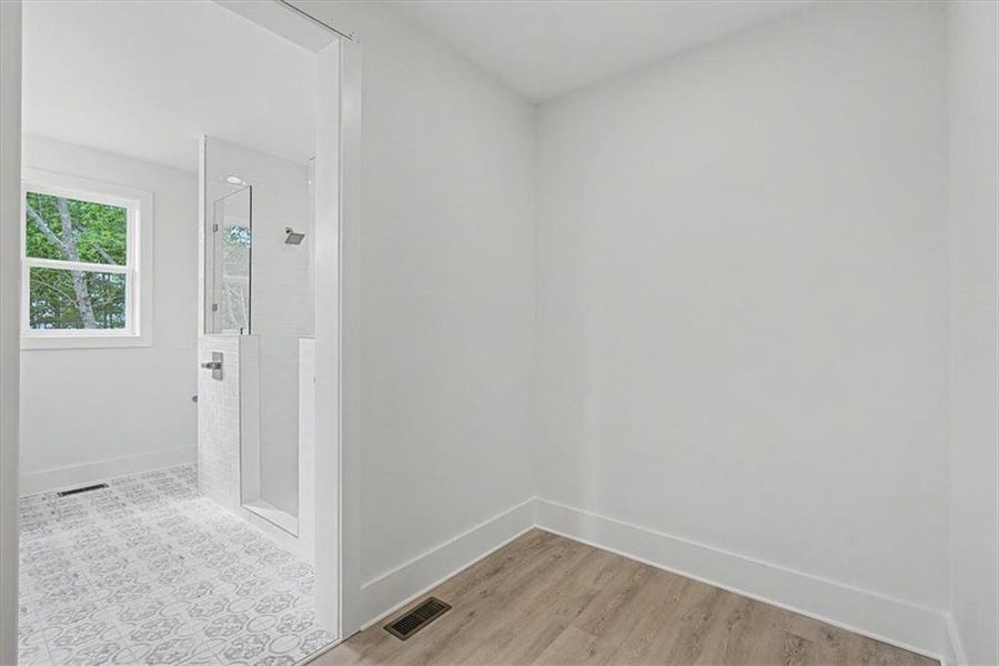 Spacious, unfurnished interior of a new home in , Ranger (Image 26).