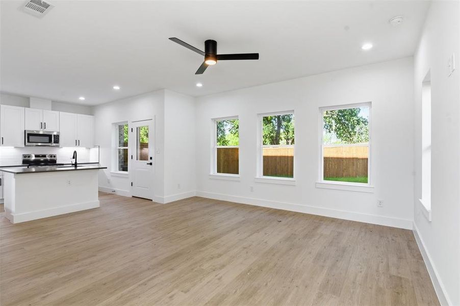 Spacious, unfurnished interior of a new home in , Grand Prairie (Image 21).