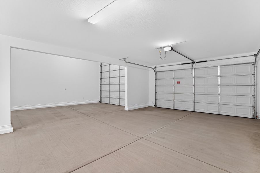 Spacious, unfurnished interior of a new home in Allen Ranches, Litchfield Park (Image 21).