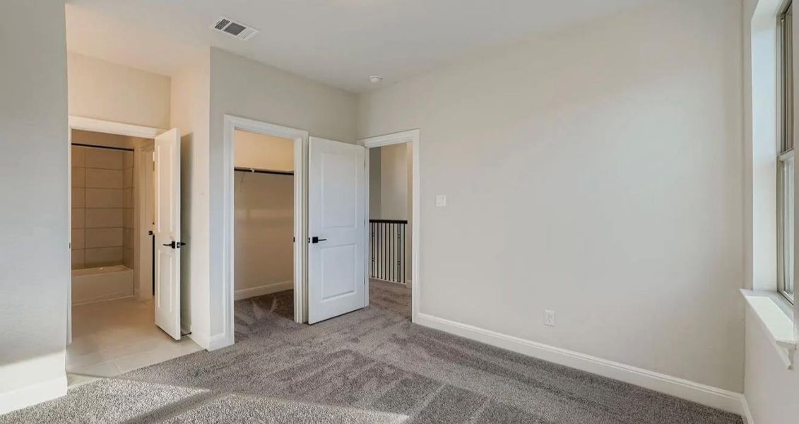Spacious, unfurnished interior of a new home in 6 Creeks, Kyle (Image 10).