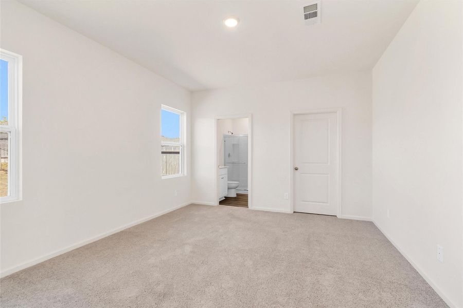 Spacious, unfurnished interior of a new home in Chapel Run, Montgomery (Image 5).