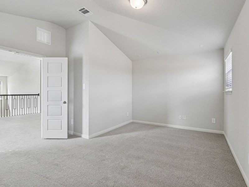 Spacious, unfurnished interior of a new home in Royal Crest, San Antonio (Image 34).