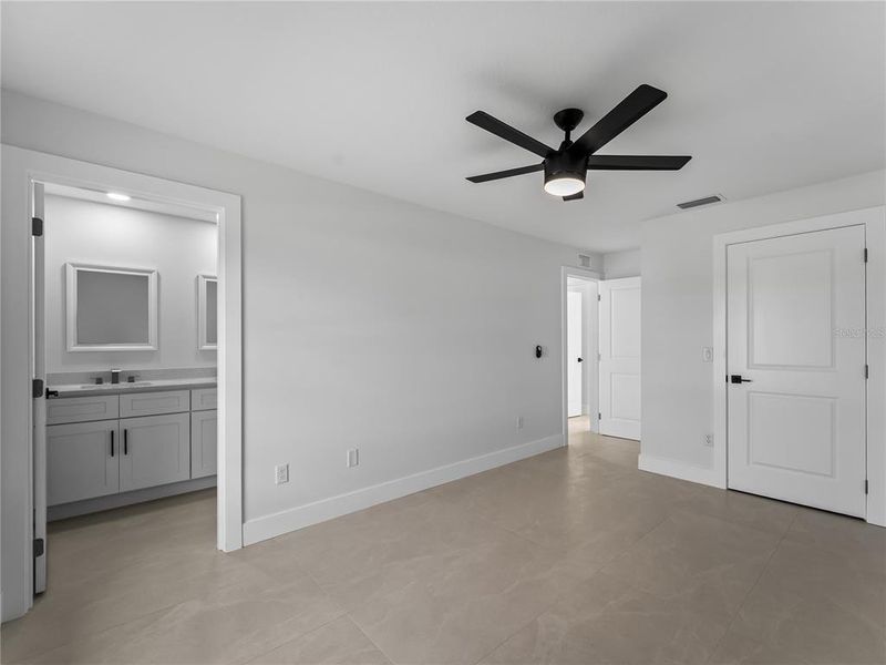 Spacious, unfurnished interior of a new home in , Port Charlotte (Image 46).