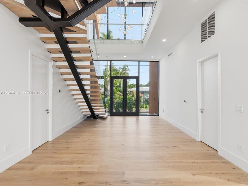 Spacious, unfurnished interior of a new home in , Pompano Beach (Image 54).
