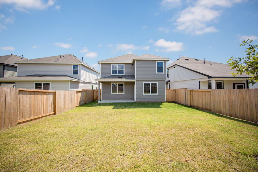 Exterior details and patio area of a home in Cliffstone Hills, Conroe (Image 3).