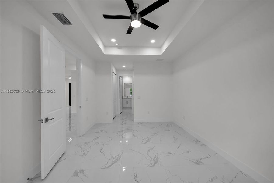 Spacious, unfurnished interior of a new home in , Lehigh Acres (Image 9).