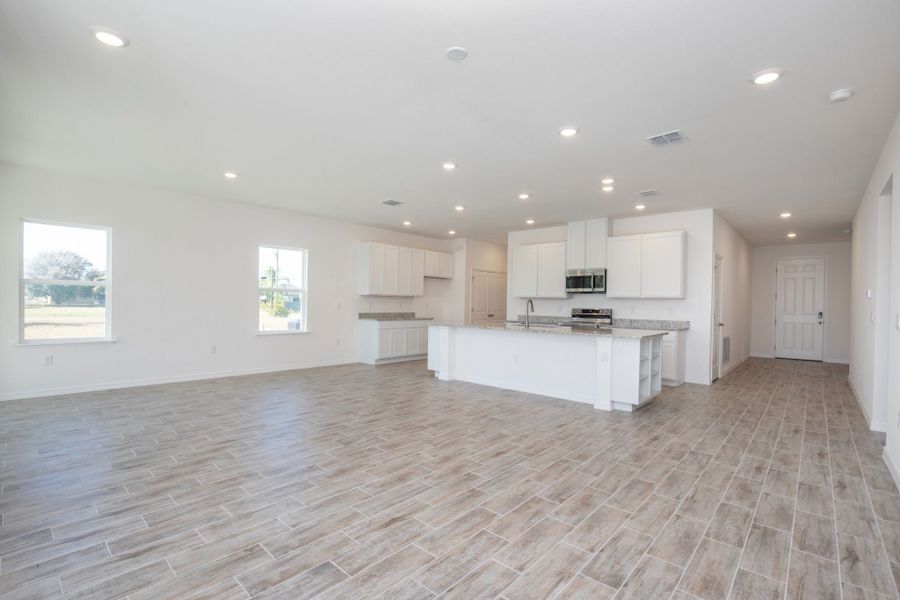 Spacious, unfurnished interior of a new home in Cape Coral, Cape Coral (Image 10).