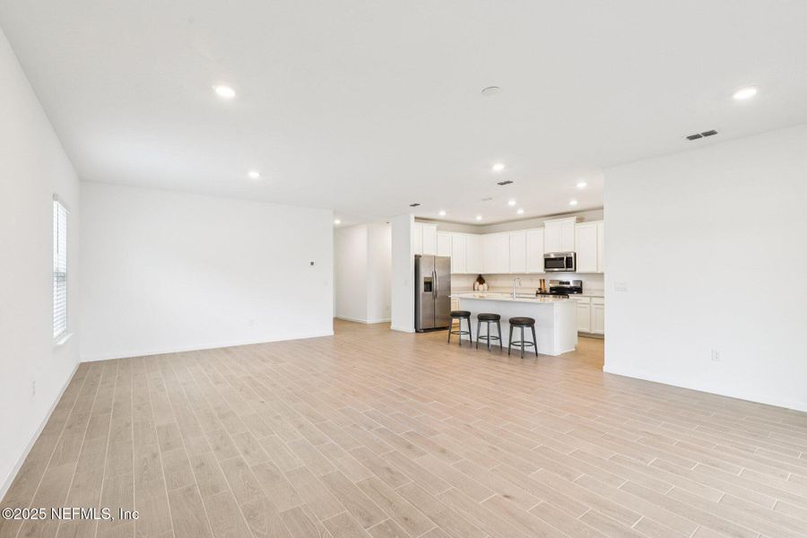 Spacious, unfurnished interior of a new home in , Green Cove Springs (Image 38).