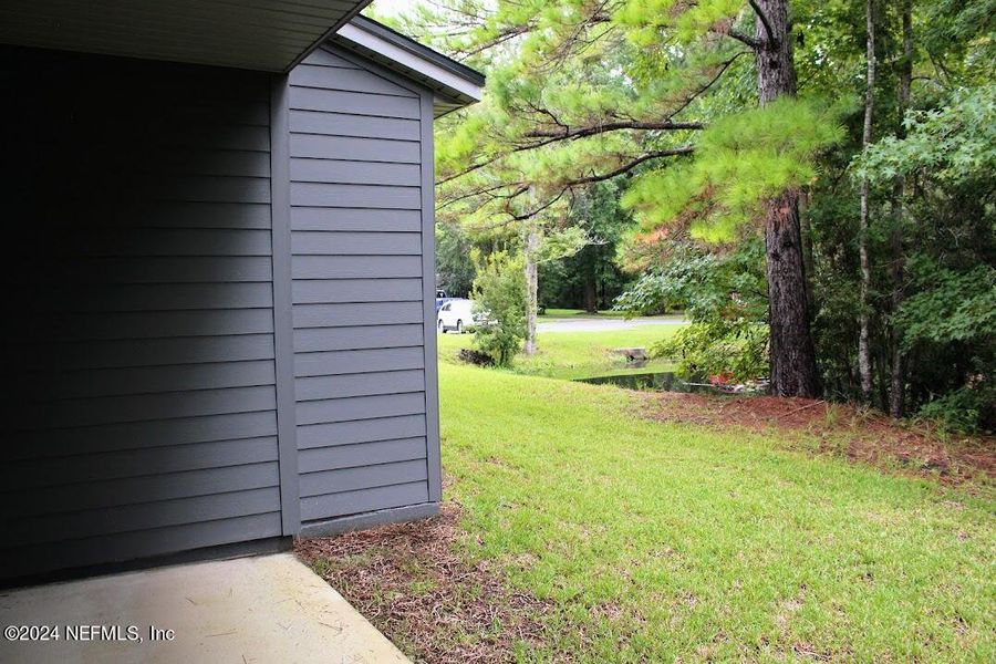 Exterior details and patio area of a home in , Middleburg (Image 17).
