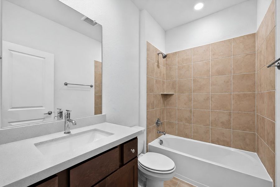 Furnished interior view inside a new home in Madero 50s, Fort Worth (Image 10).