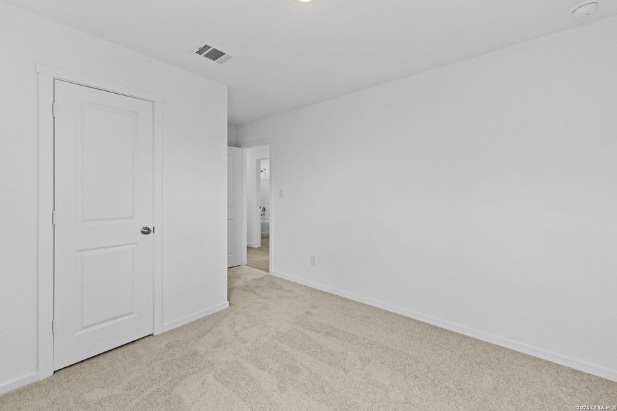 Spacious, unfurnished interior of a new home in Spring Grove, St. Hedwig (Image 13).