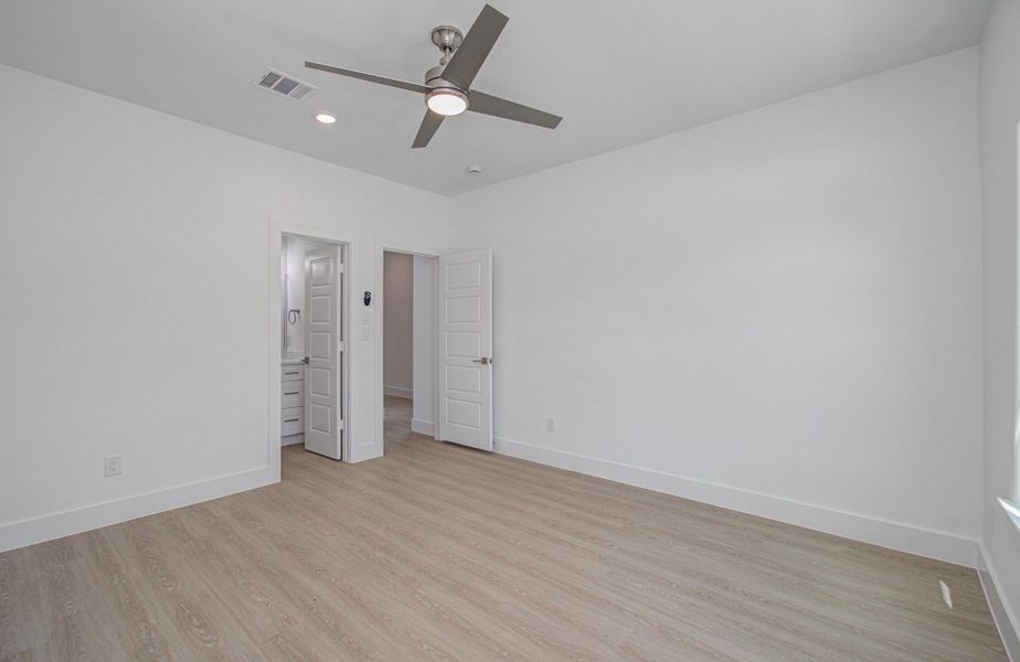 Spacious, unfurnished interior of a new home in , Houston (Image 17).