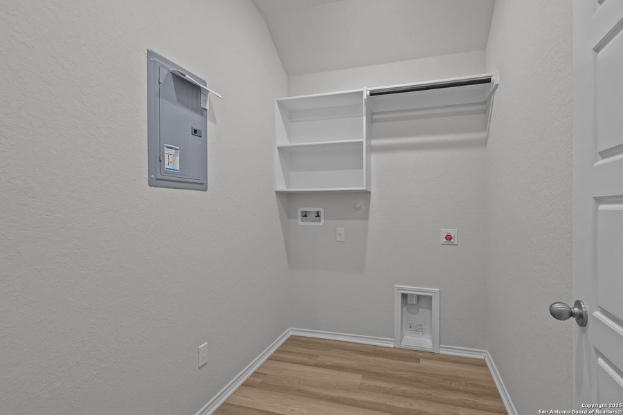 Spacious, unfurnished interior of a new home in Davis Ranch, San Antonio (Image 17).