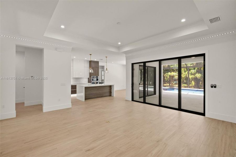Spacious, unfurnished interior of a new home in , Naples (Image 20).