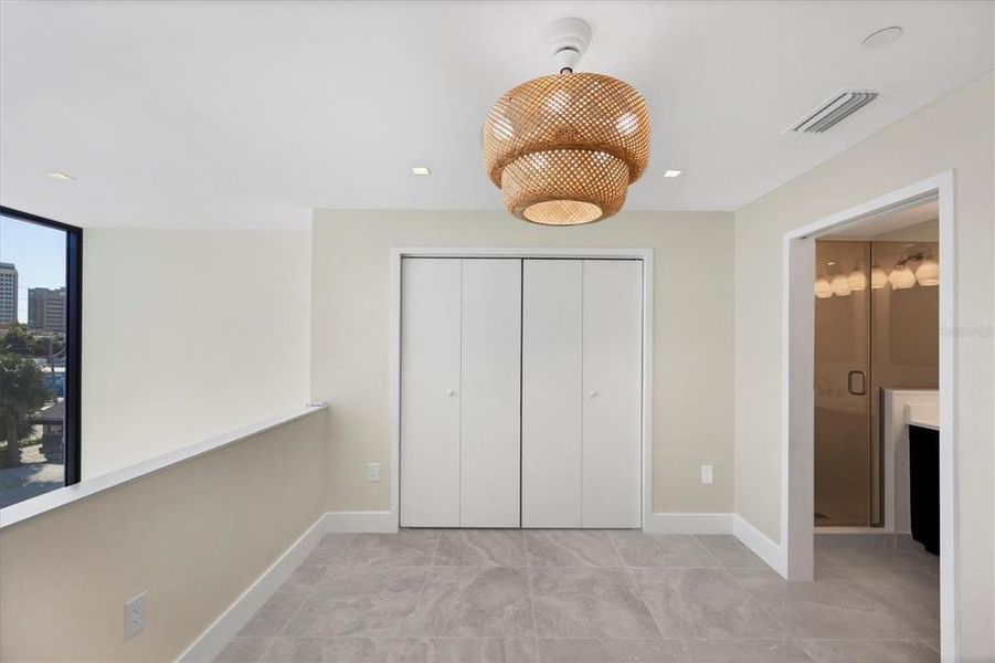 Spacious, unfurnished interior of a new home in , Sarasota (Image 18).