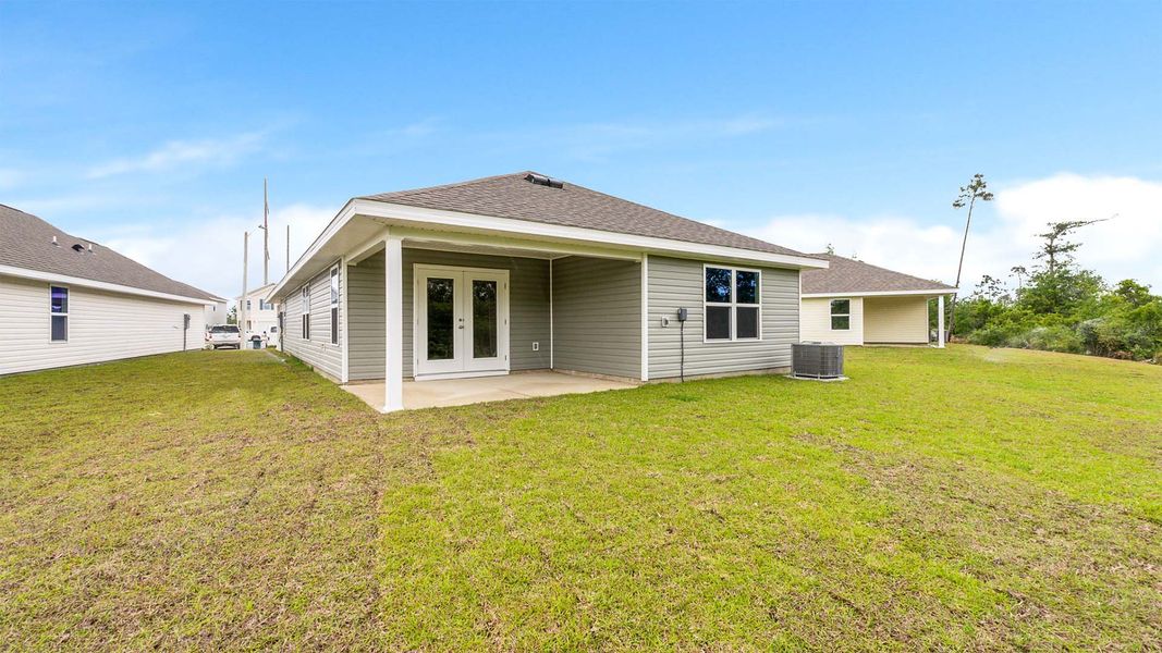 Exterior details and patio area of a home in Titus Park, Panama City (Image 18).