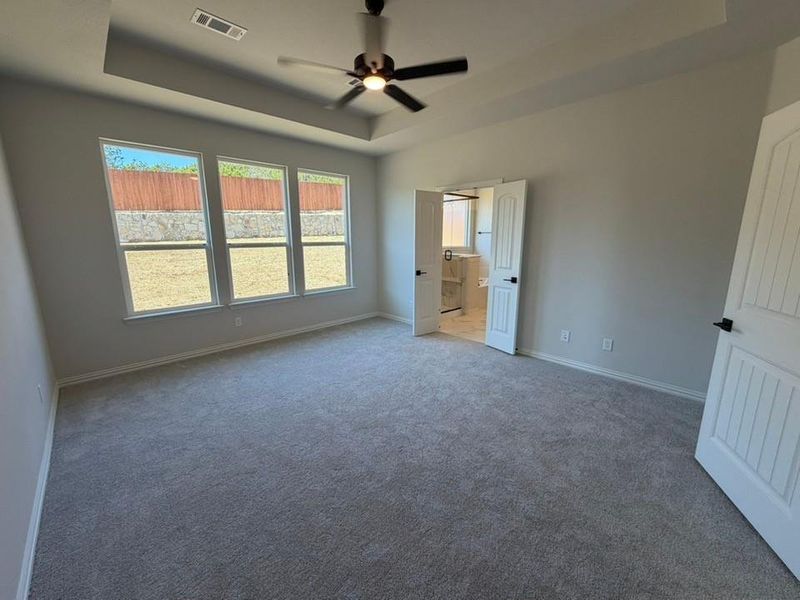 Spacious, unfurnished interior of a new home in Waterford Park, Weatherford (Image 9).