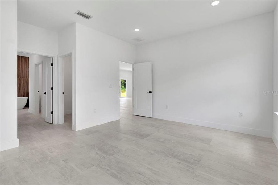 Spacious, unfurnished interior of a new home in , Ocala (Image 20).