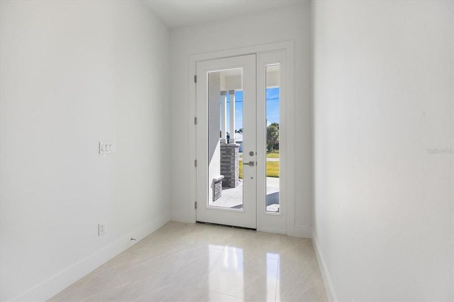 Spacious, unfurnished interior of a new home in , Rotonda West (Image 20).