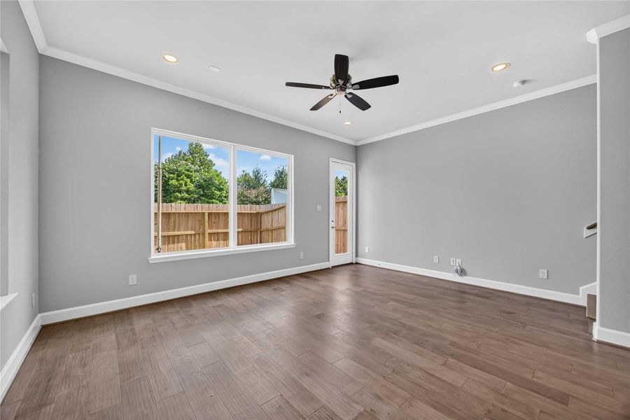 Energy-Efficient Windows – Enjoy low-E windows that bring in natural light while maintaining energy efficiency and cost savings.
