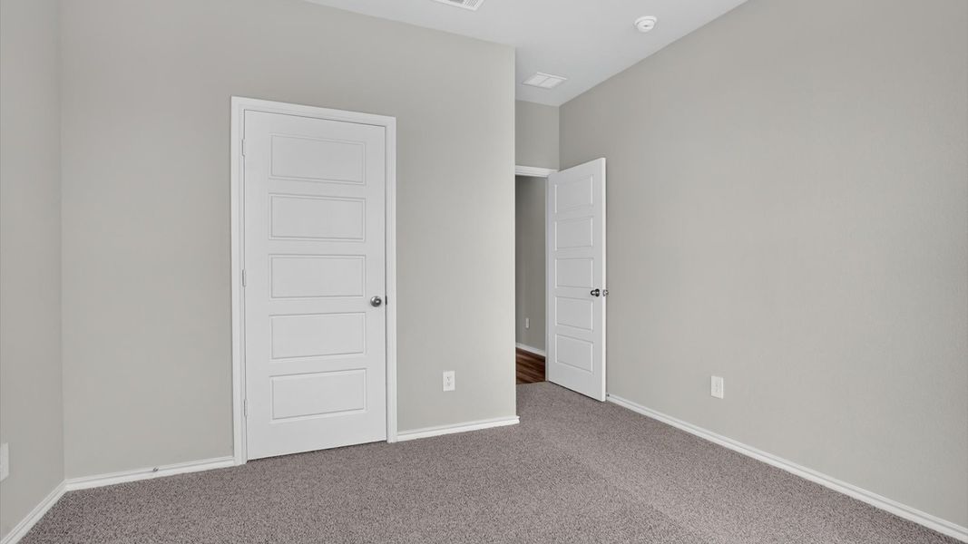 Spacious, unfurnished interior of a new home in Saratoga, Granbury (Image 23).