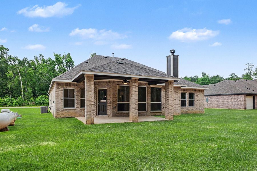 Exterior details and patio area of a home in Encino Estates, Dayton (Image 24).