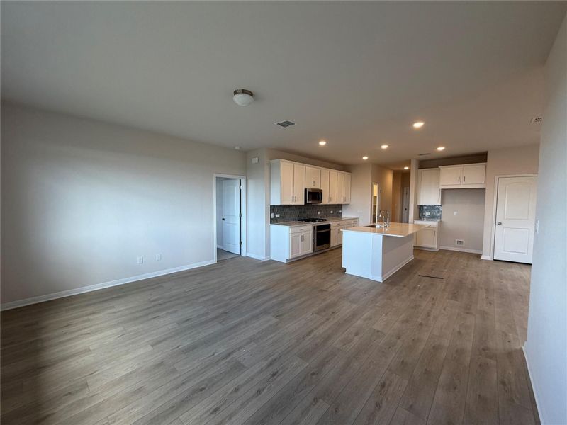 Spacious, unfurnished interior of a new home in Willow Springs, Buda (Image 17).