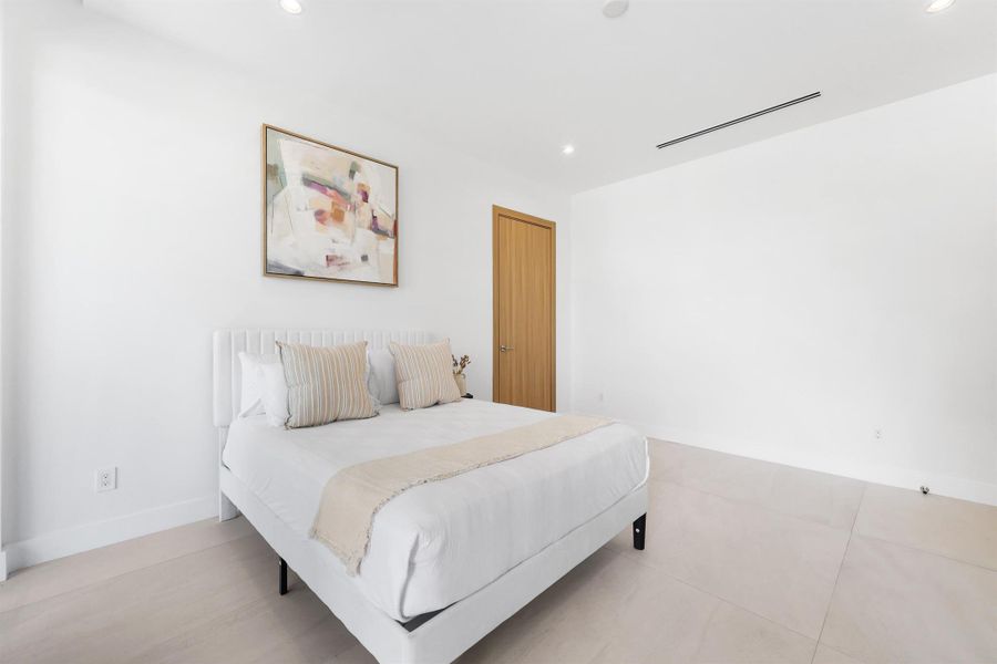 Furnished interior view inside a new home in , Fort Lauderdale (Image 7).