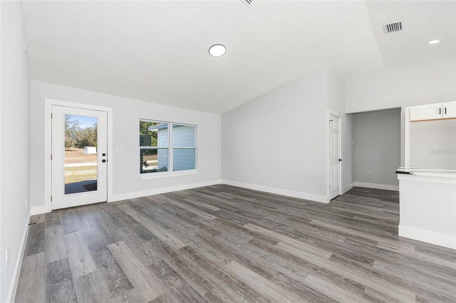 Spacious, unfurnished interior of a new home in , Dunnellon (Image 21).