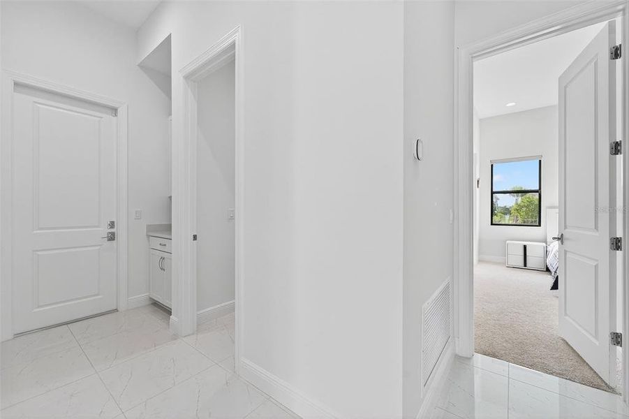 Spacious, unfurnished interior of a new home in , Sarasota (Image 18).