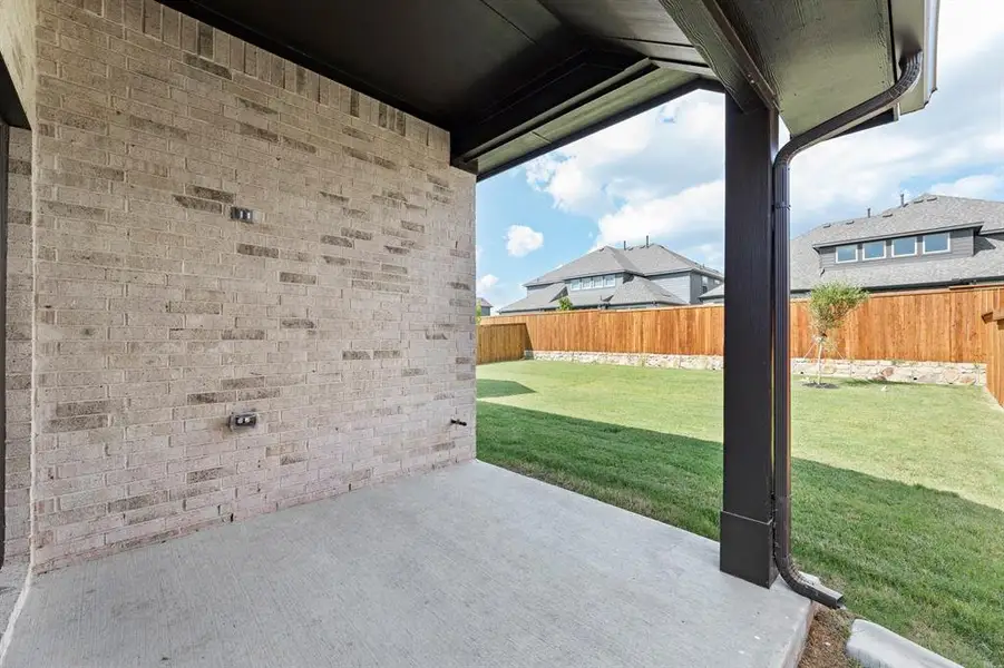 25. 5621 Burford - Patio