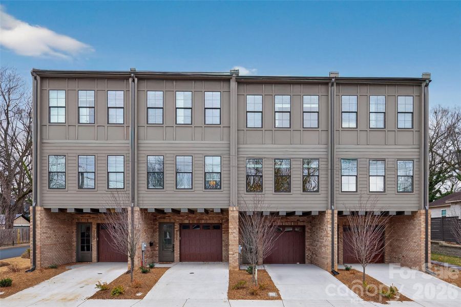 Condo located in Charlotte, NC showcasing its design and architecture (Image 4).