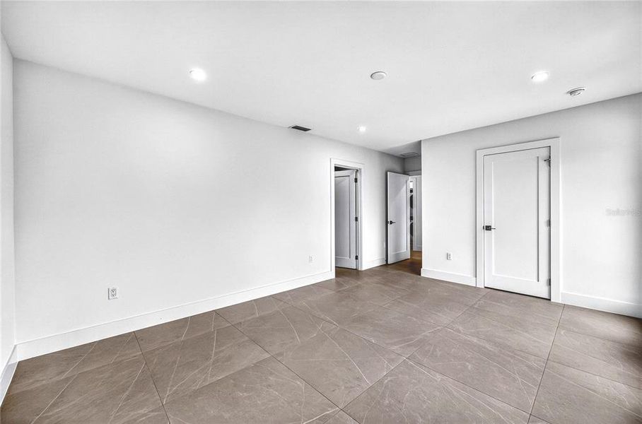 Spacious, unfurnished interior of a new home in , Sarasota (Image 54).