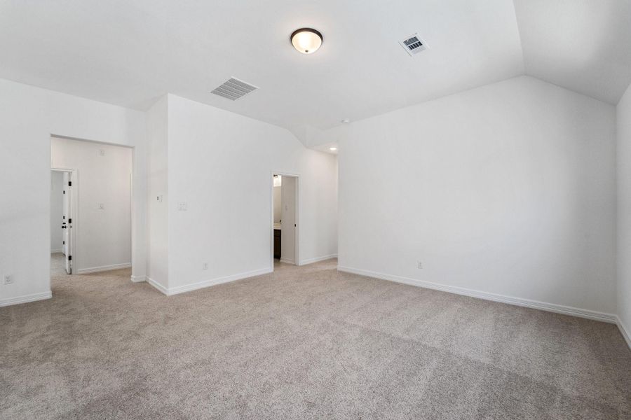 Spacious, unfurnished interior of a new home in Blue Heron Estates, Mont Belvieu (Image 34).