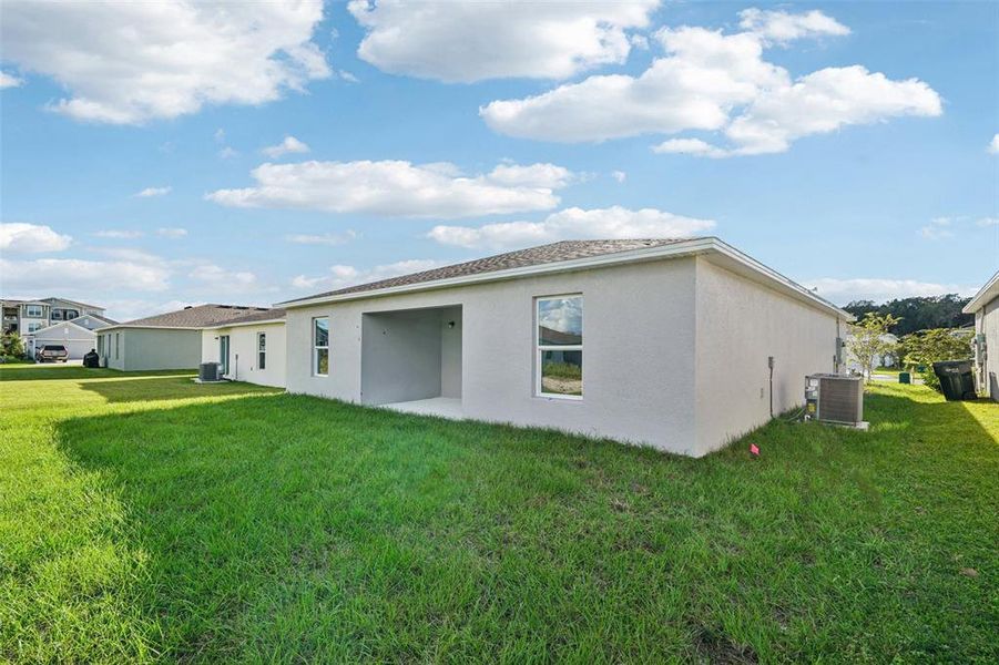 Exterior details and patio area of a home in West Oak, Ocala (Image 7).