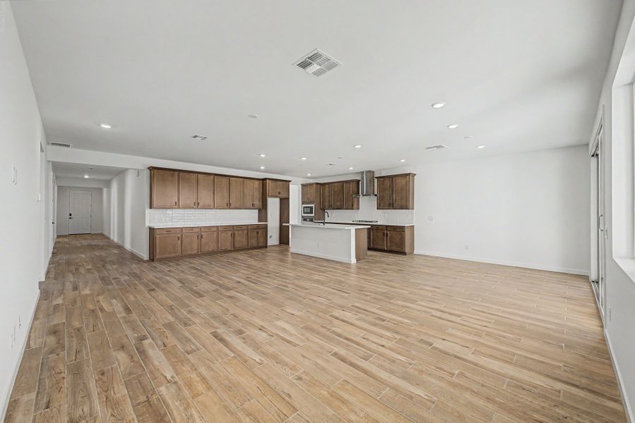 Spacious, unfurnished interior of a new home in Citrus Park, Goodyear (Image 9).