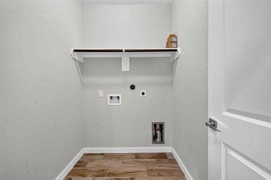 Spacious, unfurnished interior of a new home in , Mont Belvieu (Image 49).