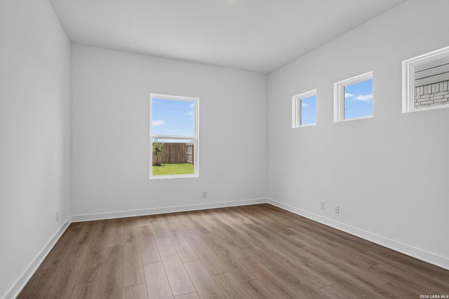 Spacious, unfurnished interior of a new home in Nopal Valley, San Antonio (Image 34).