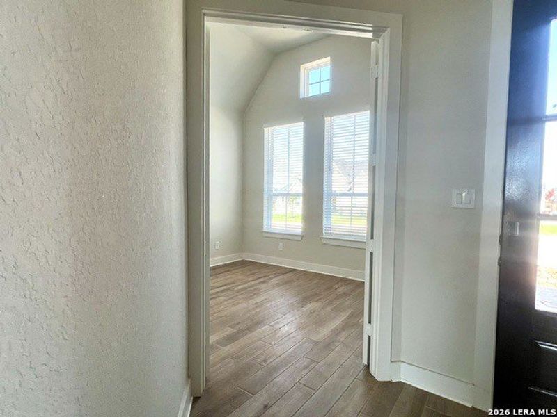 Spacious, unfurnished interior of a new home in Sienna Lakes, San Antonio (Image 9).