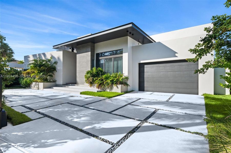 Exterior details and patio area of a home in , Golden Beach (Image 23).