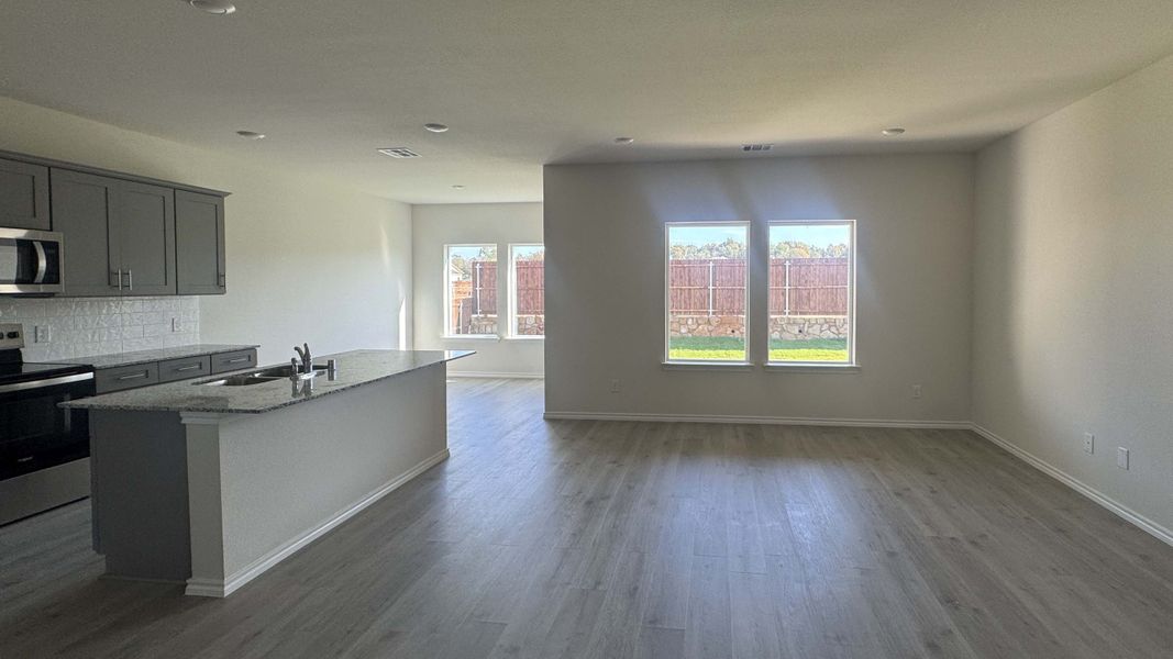 Spacious, unfurnished interior of a new home in Blaire Lake, Tyler (Image 6).