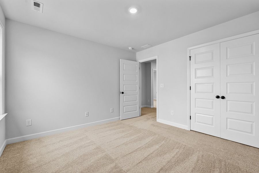 Spacious, unfurnished interior of a new home in Fieldstone, Lexington (Image 38).