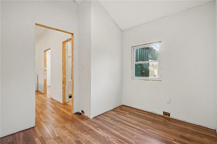 Spacious, unfurnished interior of a new home in , Canon (Image 12).